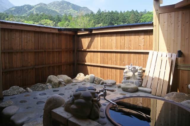 風呂場からは羽神岳（はがみたけ／1228m）とその周辺の風景が展望できます