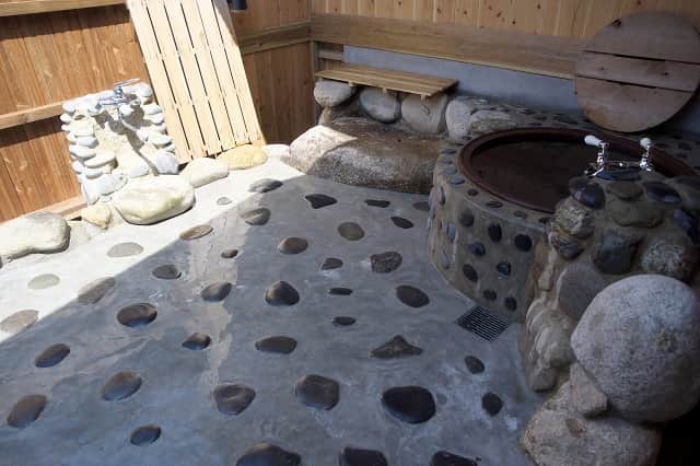 しっかりとした囲いと広めの洗い場、脱衣所も併設してますのでプライバシーを守りつつ開放感を楽しんでいただけます