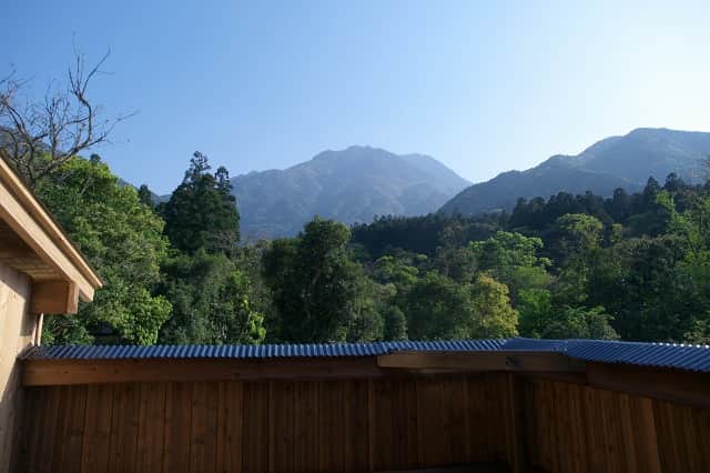 羽神岳を望む借景