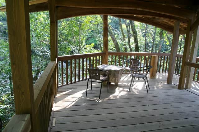 白谷川に面した東屋（デッキ、テーブル、椅子等あり）
