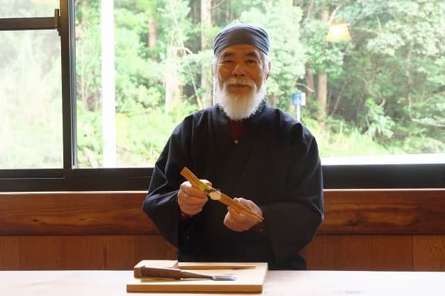 屋久杉工芸職人がご指導いたします。